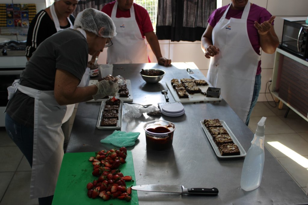 CRAS, SENAC E PREFEITURA PROMOVEM CURSO DE CONFEITARIA EM PEABIRU
