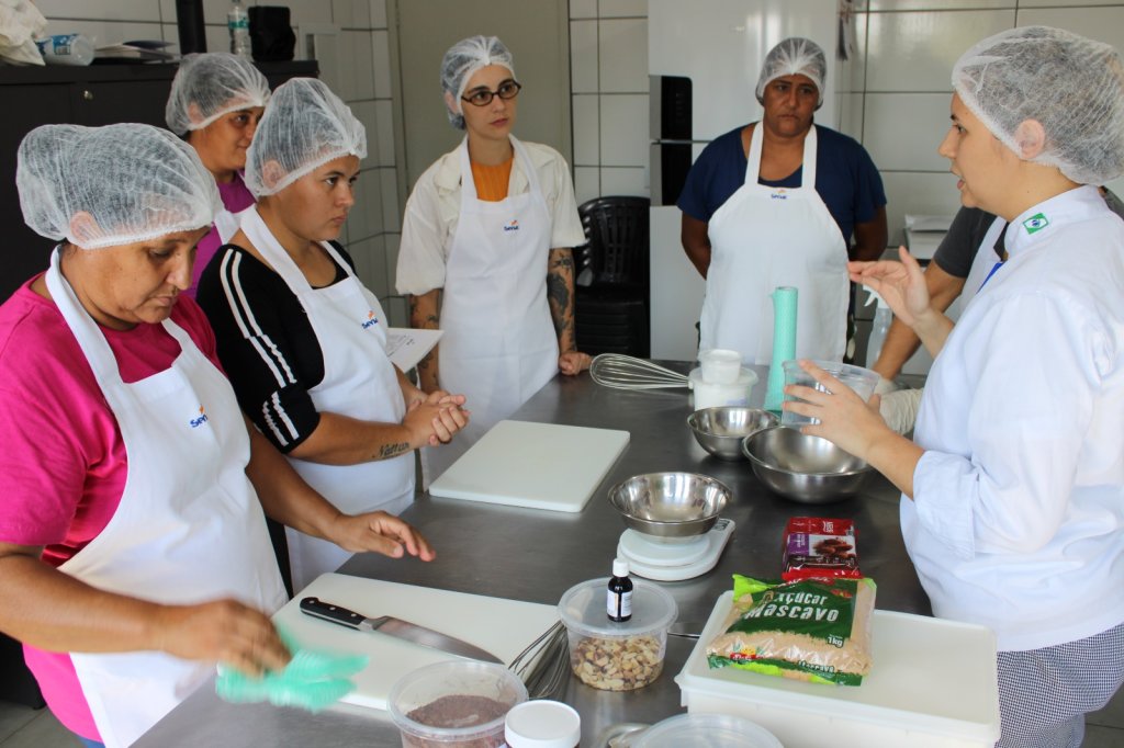 CRAS, SENAC E PREFEITURA PROMOVEM CURSO DE CONFEITARIA EM PEABIRU